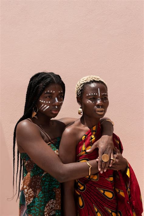 Jeunes femmes africaines arborant fièrement leurs scarifications traditionnelles