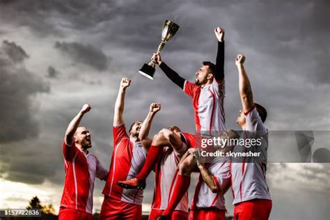 Image d'une équipe de jeunes programmeurs célébrant une victoire