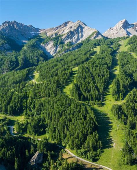 Paysage de Serre Chevalier avec montagnes et verdure