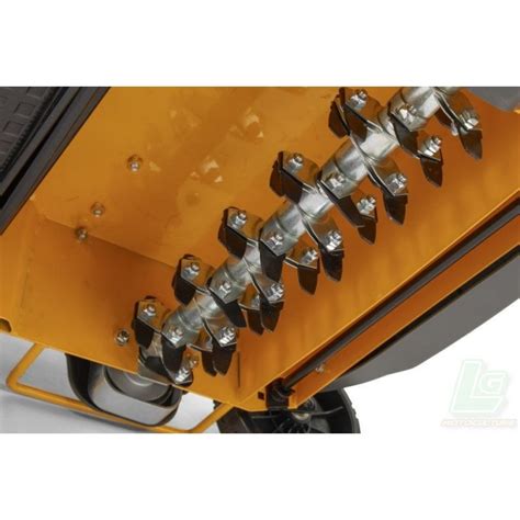 Scarificateur thermique STIGA SVP 40 G en action sur une pelouse