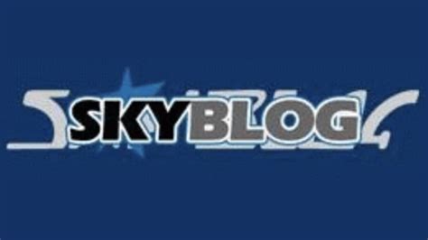 Adolescente utilisant un ordinateur avec le logo Skyblog