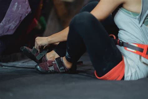 Grimpeur sans chaussettes dans ses chaussons