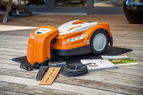 Vue détaillée de l'écran de commande d'un robot tondeuse iMow