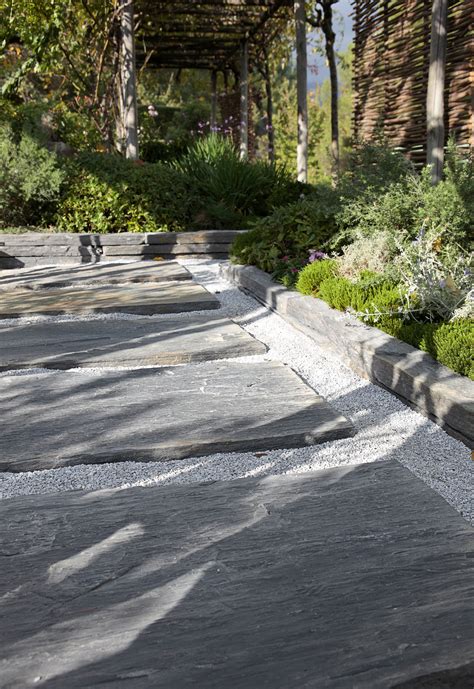 une belle allée de jardin délimitée par une bordure en briques rouges