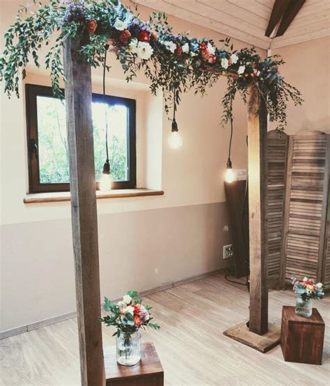 Arche en bois avec guirlandes lumineuses