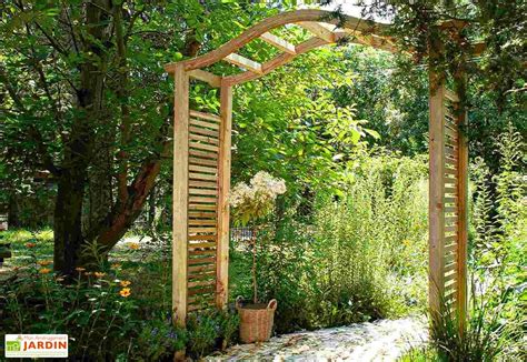 Arche en bois recouverte de chèvrefeuille