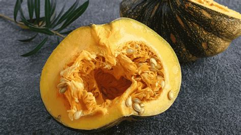 Photo montrant une courge spaghetti mûre avec son pédoncule liégeux