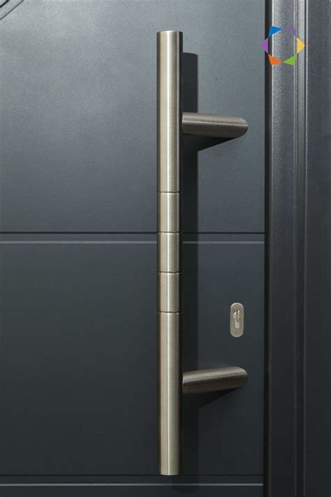 Exemple de poignée et d'accessoires pour porte d'entrée