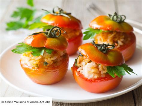 Plat de tomates farcies fraîchement préparées