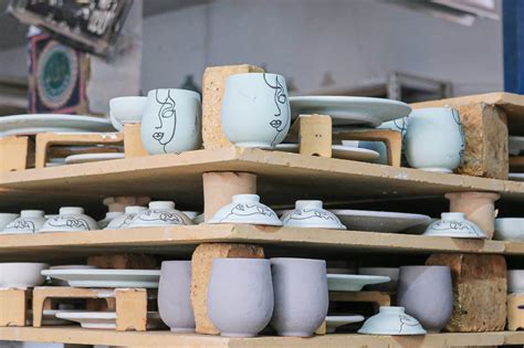 Poteries en cours de séchage sur des étagères d'atelier