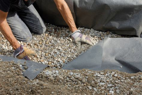 Schéma montrant la pose du géotextile sous une allée de gravier