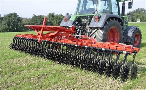 Bineuse rotative hydraulique en action dans un champ de salades