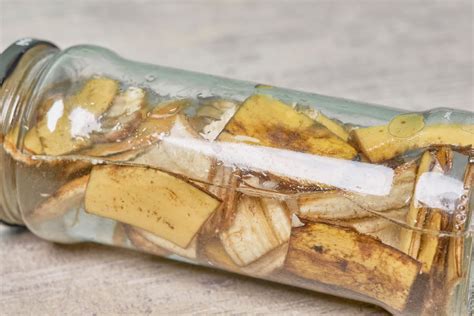 Peaux de banane coupées en morceaux dans un bocal