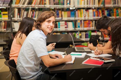 Étudiants travaillant ensemble dans une bibliothèque universitaire