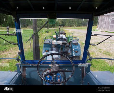 Intérieur de la cabine d'un tracteur Renault Ceres
