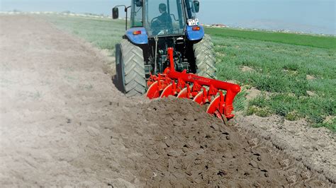 Charrue attelée à un tracteur Renault TX