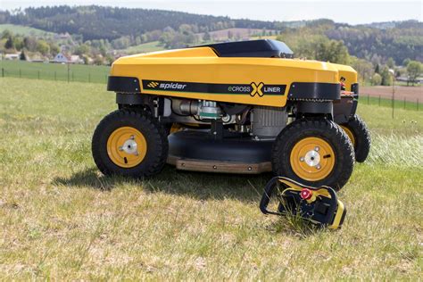 Tondeuse Allmäher AS-Motor en action sur terrain pentu