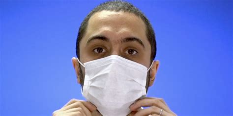 personne retirant un masque