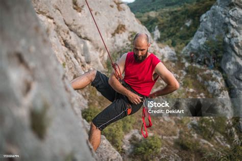 grimpeur concentré sur sa voie