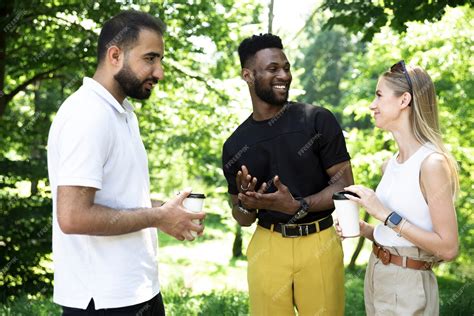 groupe d'amis discutant