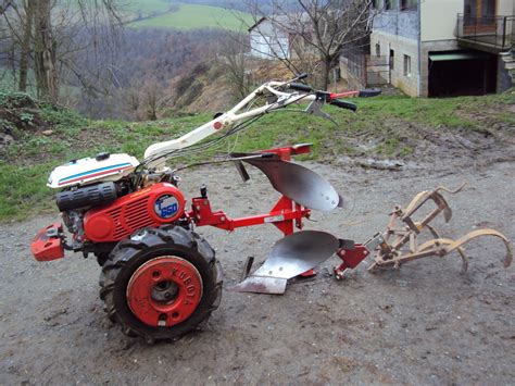 Motoculteur Kubota avec accessoires en action