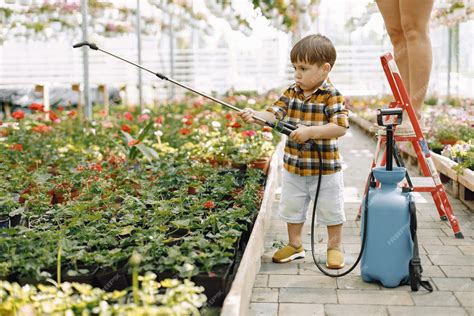 Un enfant arrosant des plants dans des pots sur un balcon