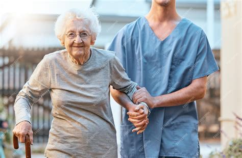 personne âgée jardinant avec de l'aide