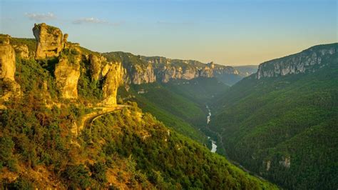 Vue panoramique des Gorges du Tarn avec des falaises d'escalade