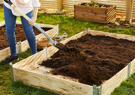 Préparation du sol dans un carré potager
