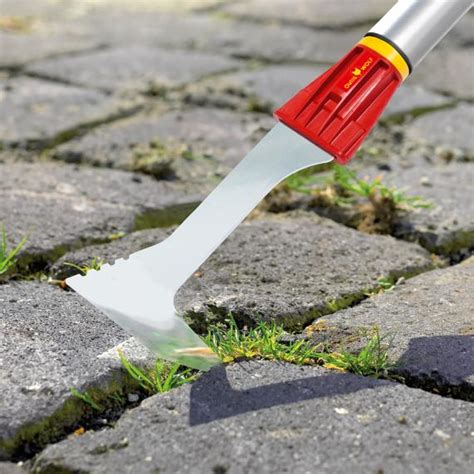 Grattoir de jardinage utilisé pour enlever les mauvaises herbes entre les dalles