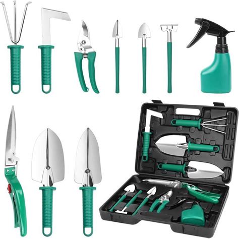 Assortiment d'outils de jardinage essentiels : pelle, râteau, arrosoir, sécateur