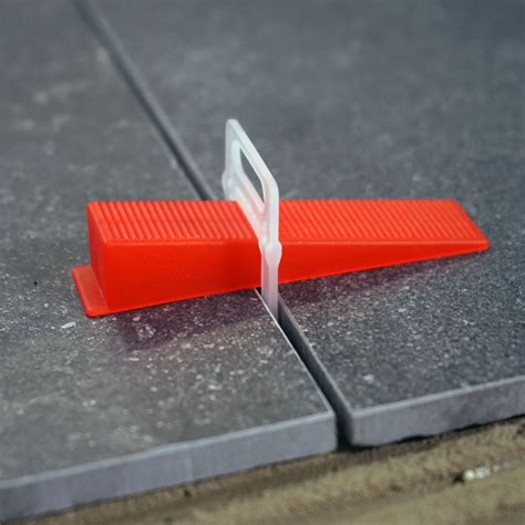 Croisillons autonivelants en action sur un carrelage