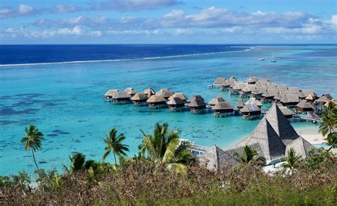 Personnes faisant du vélo le long d'une plage à Moorea
