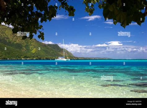 Voilier naviguant dans le lagon de Moorea