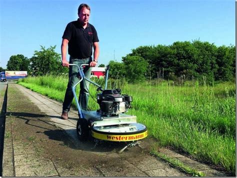 Machine à désherber la bruyère en action sur un chemin pavé