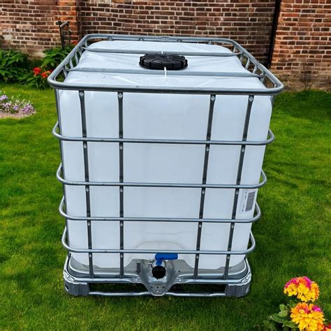 Photo d'une cuve IBC 1000L avec sa structure métallique