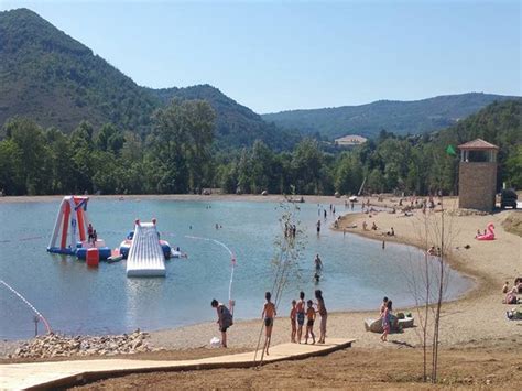 Vue panoramique du lac de Quillan avec le parc Saint-Bertrand en arrière-plan