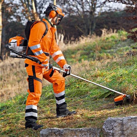 Débroussailleuse à dos STIHL FR 460 TC-EM en action sur un terrain en pente