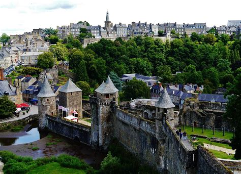 Vue panoramique du château de Fougères et de ses espaces verts environnants