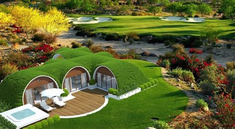 Maison écologique intégrée dans un paysage permacole
