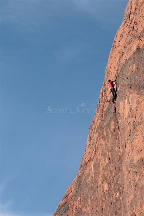 Grimpeur en falaise sur une paroi verticale