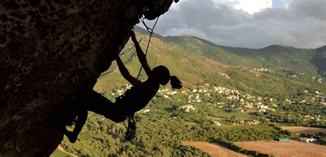 Grimpeur en pleine action sur un bloc de difficulté