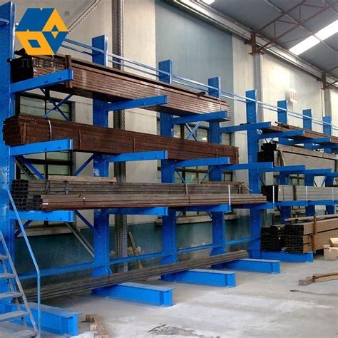 Exemple d'un rack cantilever avec des produits longs stockés