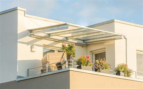 Photos de glycines en pot sur un balcon et une terrasse