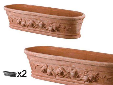 Différentes formes et tailles de jardinières en terre cuite
