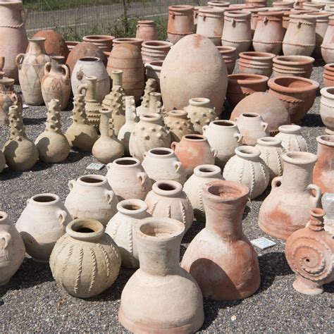 Fabrication artisanale de poteries en terre cuite