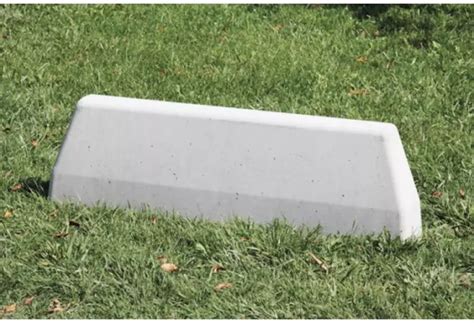 Bordure anti-stationnement en béton protégeant un passage piéton