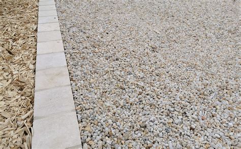 Vue détaillée de la texture gravillons lavés d'une bordure en béton
