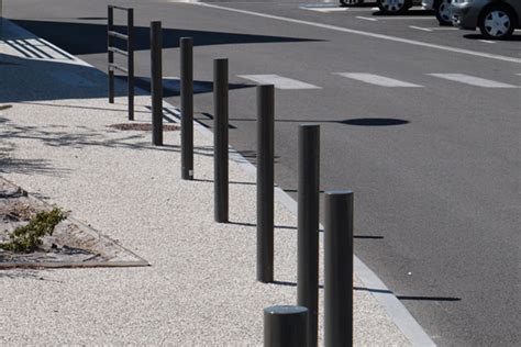Exemple de bordure anti-stationnement en milieu urbain dense