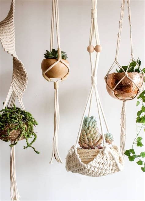 Plantes suspendues en macramé
